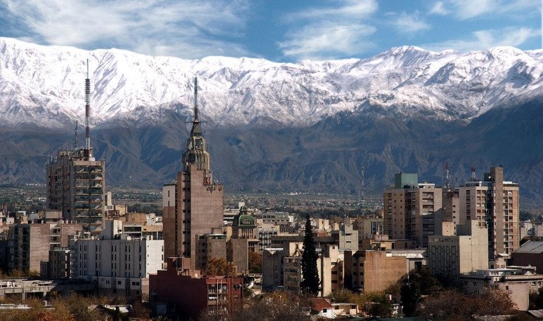 Ciudad de Mendoza con la Cordillera de los Andes de fondo